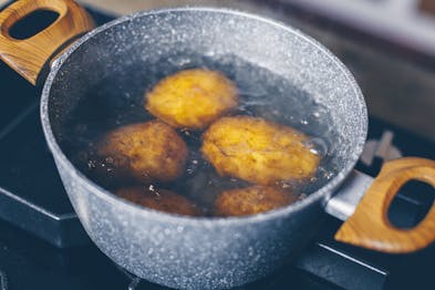Kartoffeln werden in Topf für Rösti trentino gekocht