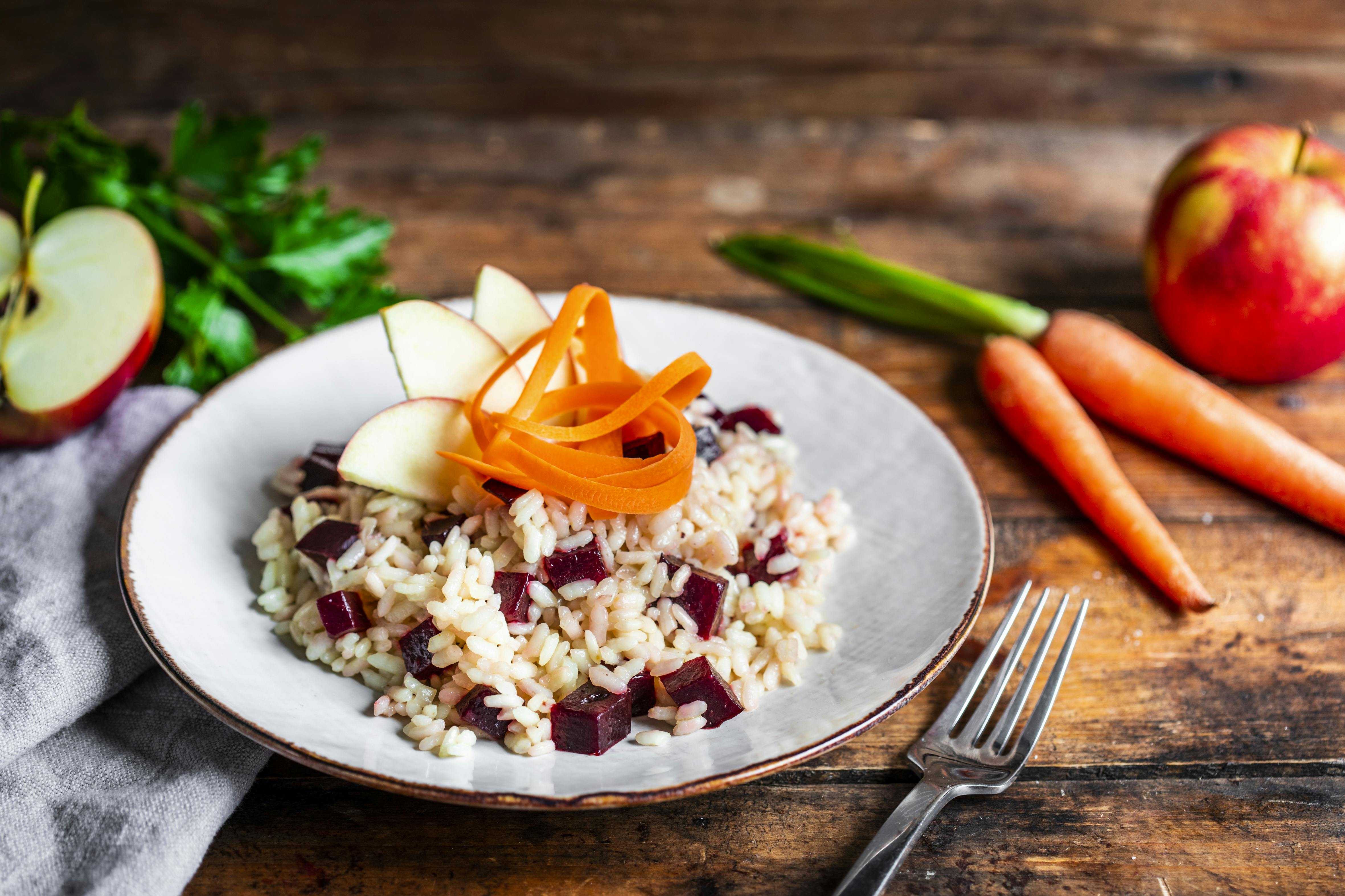 Rote-Bete-Risotto mit Apfel-Möhren-Topping | Rezept | FOODBOOM