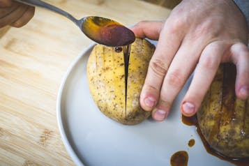 Fächerkartoffeln Mit Pilzen Und Käse ölmischung Auf Kartoffel Geben