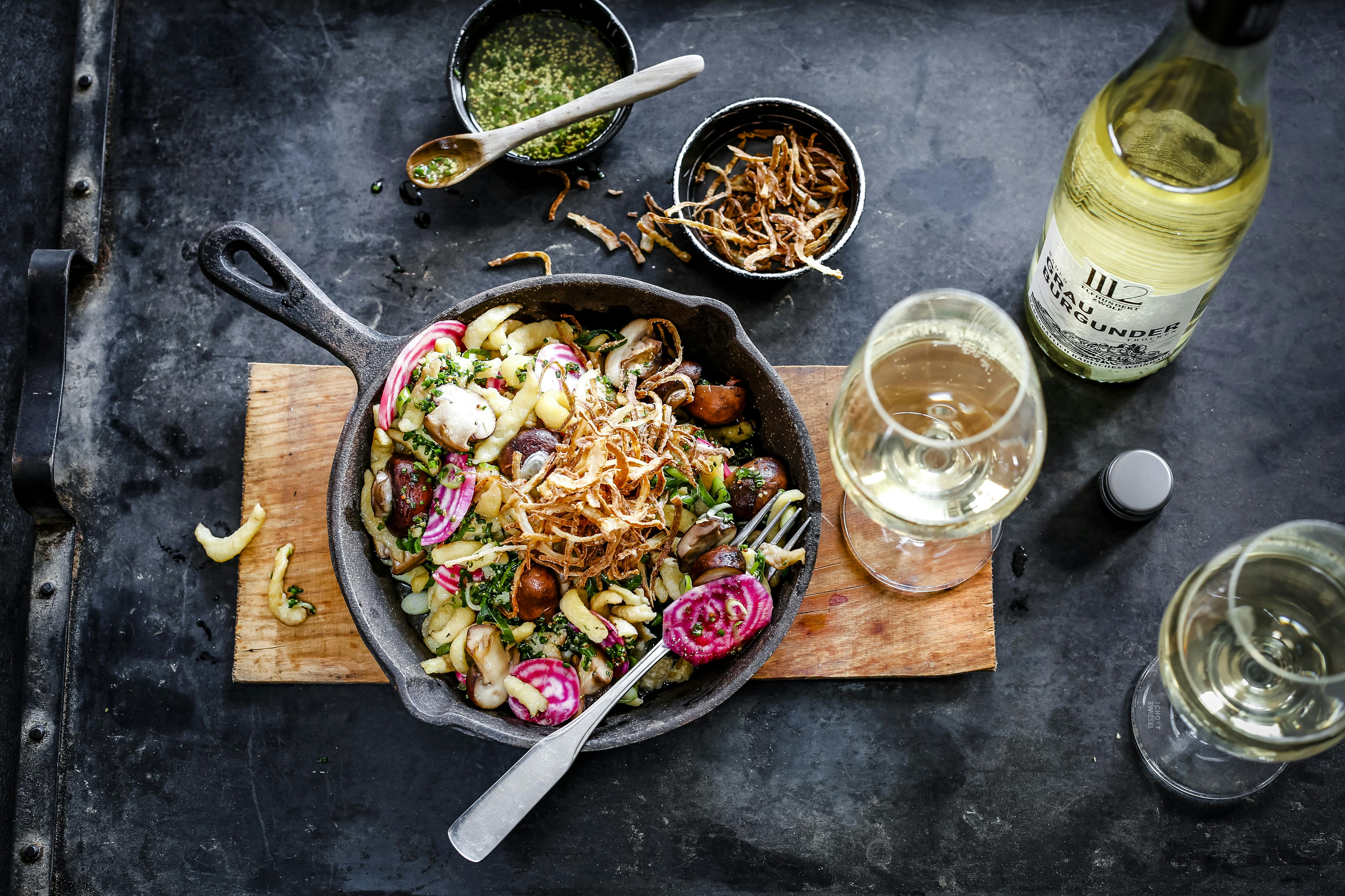 Spätzlesalat mit Ringelbete und Champignons | Rezept | FOODBOOM