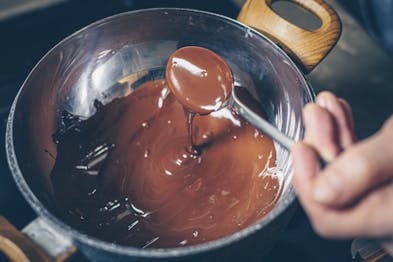 Schokolade für Crema pasticcera schmelzen