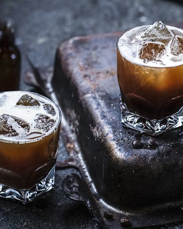 Zwei Gläser mit Wodka Cocktail mit Kaffee Infusion auf Eis