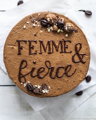 Torte mit Femme & Fierce Schokoladenschriftzug
