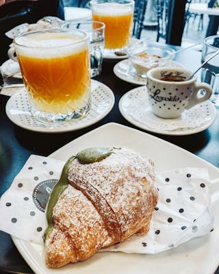 Neapolitanisches Frühstück mit Croissant, Kaffee und Orangensaft