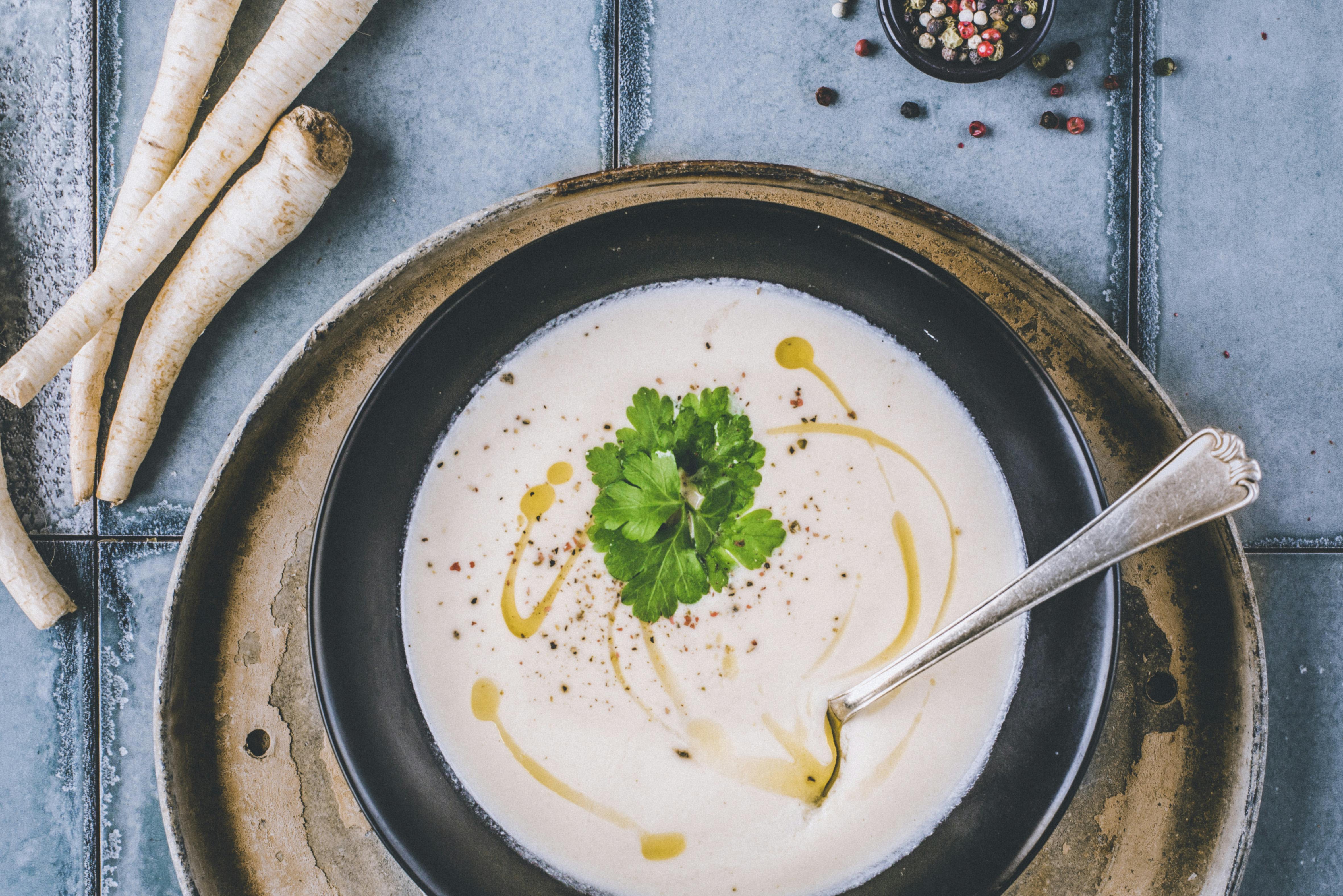 Petersilienwurzelsuppe mit Sahne | Rezept | FOODBOOM