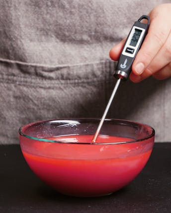 Richtige Temperatur von Mirror-Glaze wird mit einem Küchenthermometer ermittelt