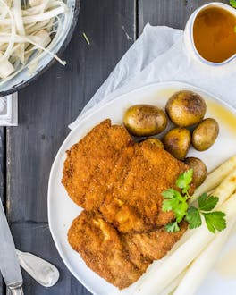 Klassisches Schnitzel Mit Spargel Und Kartoffeln