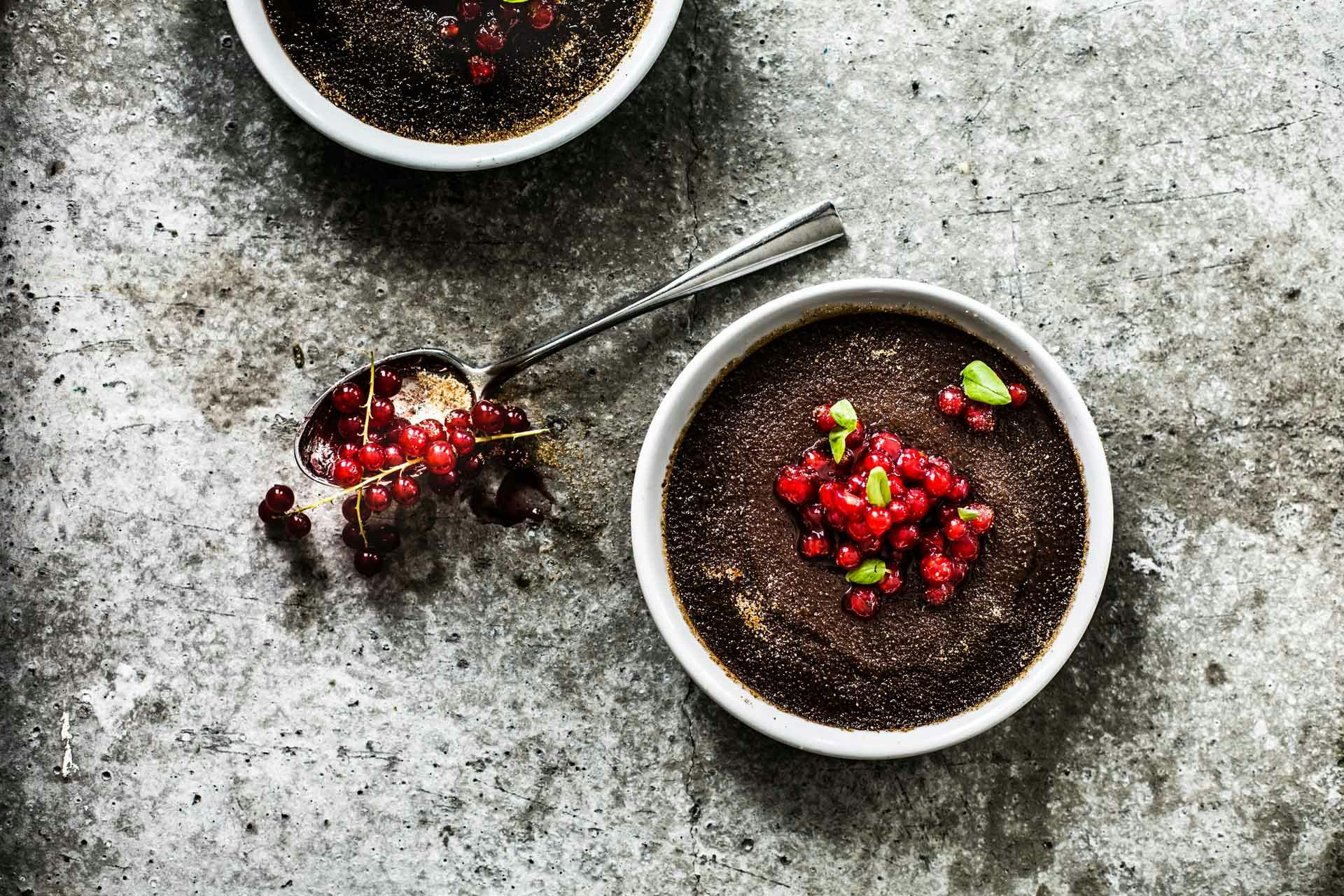 Schokoladen–Crème-brûlée mit Johannisbeeren | Rezept | FOODBOOM