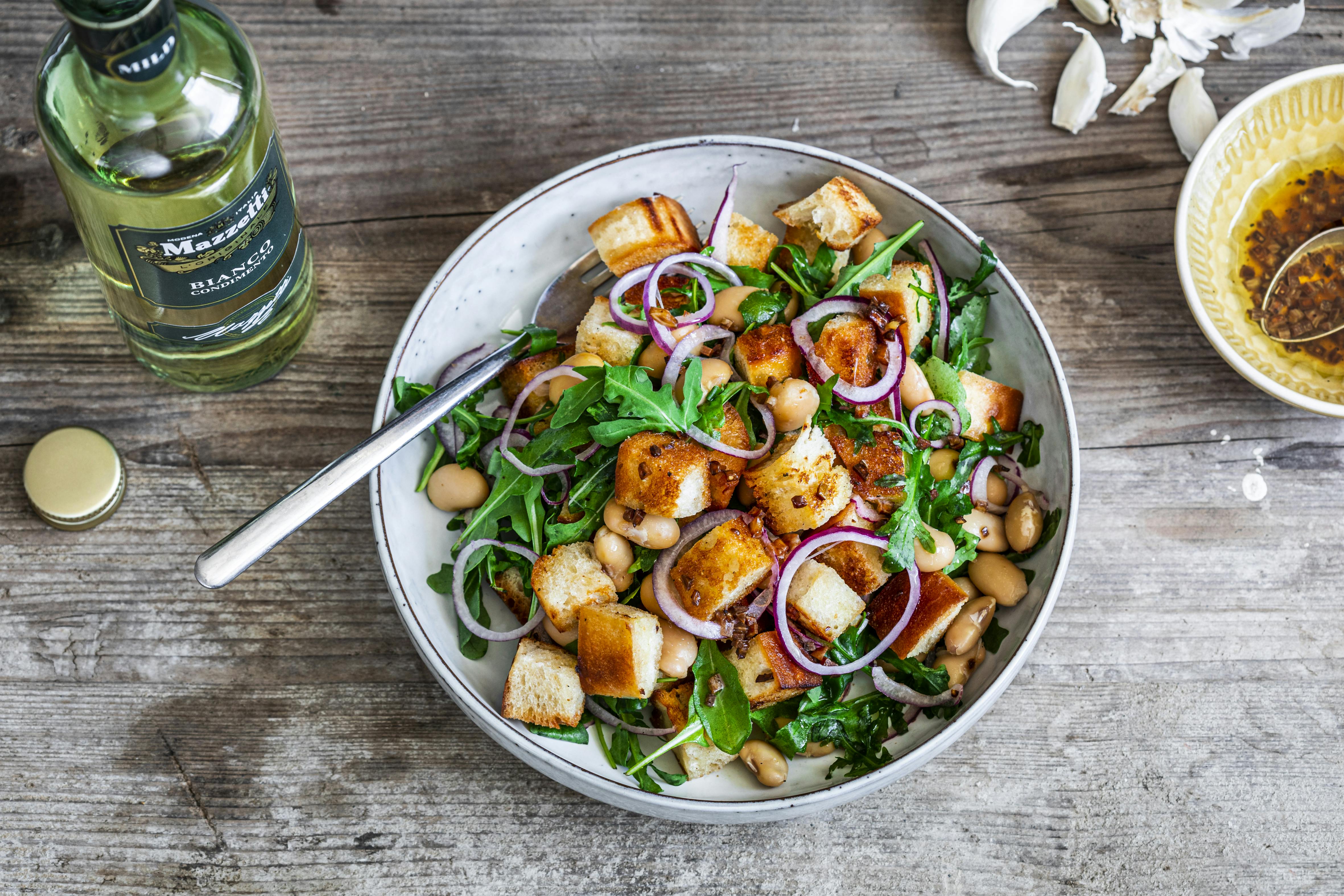 Panzanella mit weißen Bohnen, Rucola und Knoblauch-Vinaigrette | Rezept ...