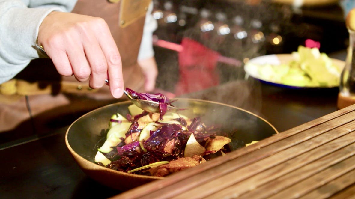 Rotkohl-Hähnchensalat mit Apfel | Rezept | FOODBOOM