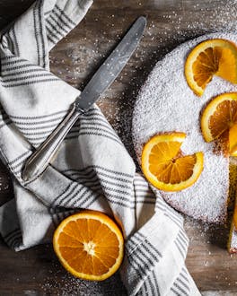Torta all'arancia mit frischen Orangenscheiben dekoriert