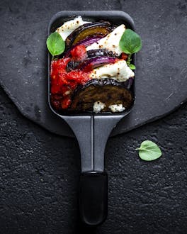 Griechisch gefülltes Raclette-Pfännchen mit Aubergine, Tomate und Feta