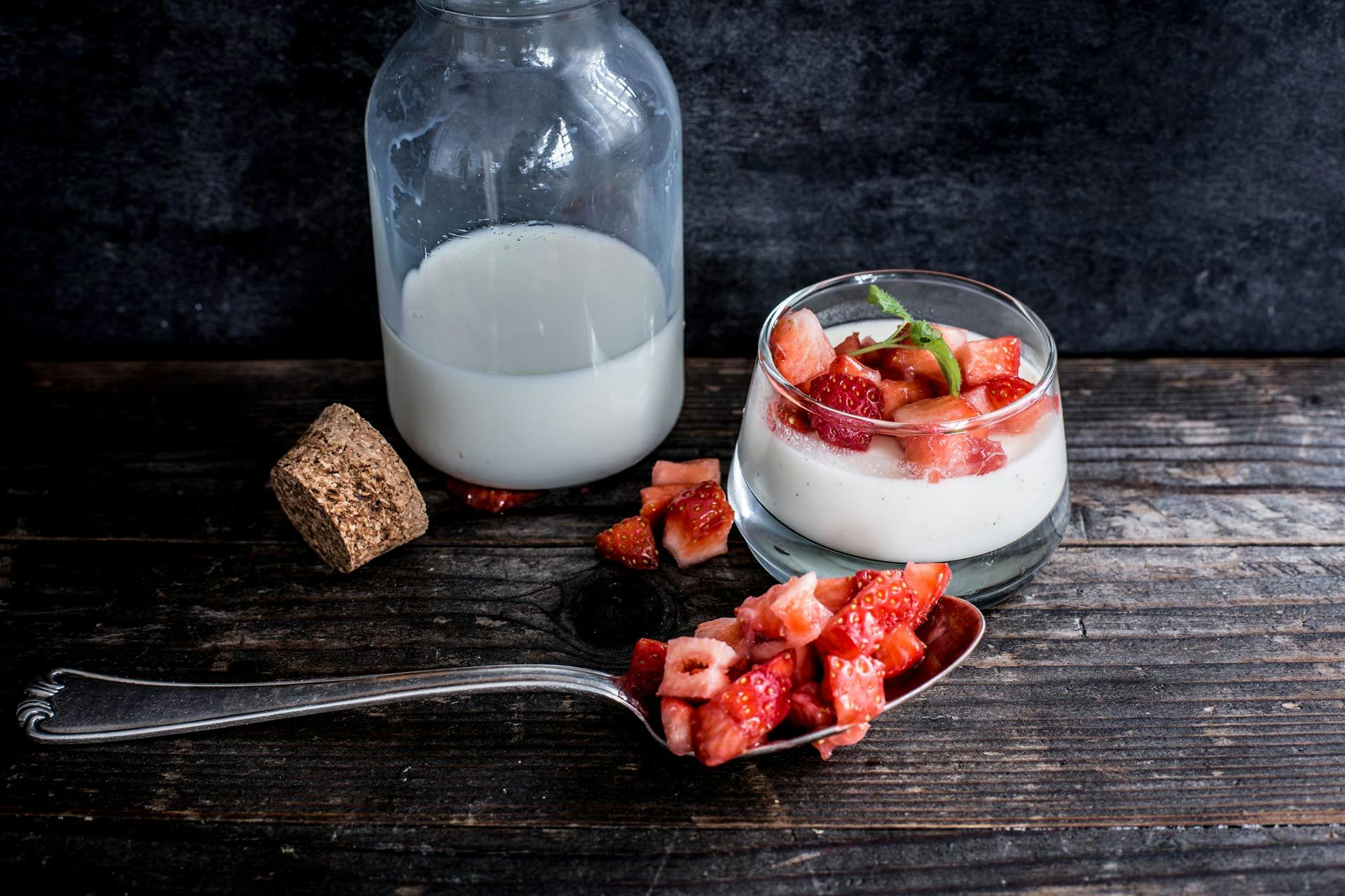 Joghurt–Pannacotta mit Erdbeeren | Rezept | FOODBOOM