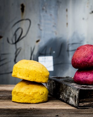 Selbstgemachte Burgerbrötchen in Gelb, Pink und Natur