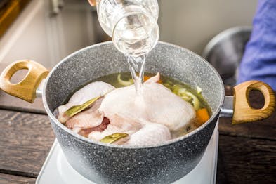Asiatische Hühnersuppe Mit Glasnudeln Suppenhuhn Mit Wasser Bedecken