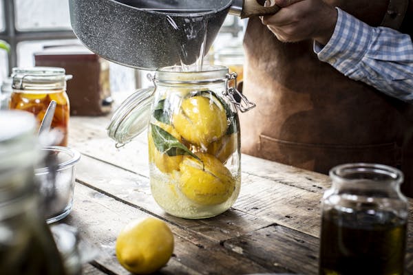 Marrokanische-Salzzitrone-Wasser-auf-Zitronen-giessen.jpg