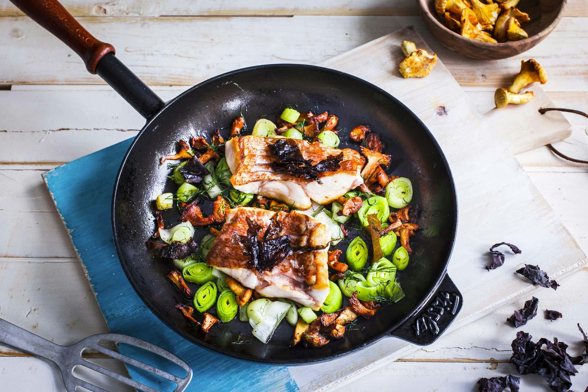 Rotbarsch auf Pilz-Lauch-Pfanne | Rezept | FOODBOOM