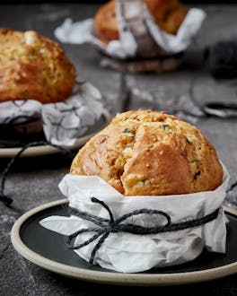 Muffins mit geriebener Zucchini, Feta und leckerem Maille Senf à la Provencale knusprig braun gebacken.