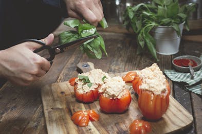 Frischkäsemischung in Tomaten einfüllen