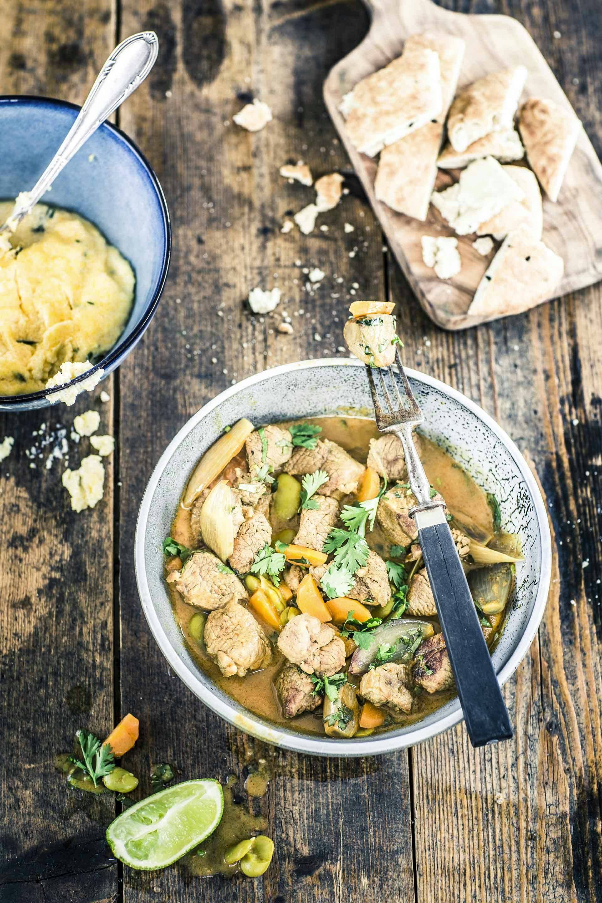 Lammcurry mit Thymian-Polenta | Rezept | FOODBOOM