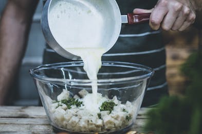 Semmelknödel Mit Pfifferling Rahmsauce Milch über Brot Gießen