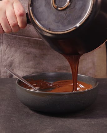 Schokolade wird in eine Schale mit Gelatine gegossen