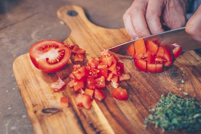 Tomaten-würfeln-Oregano-fein-hacken