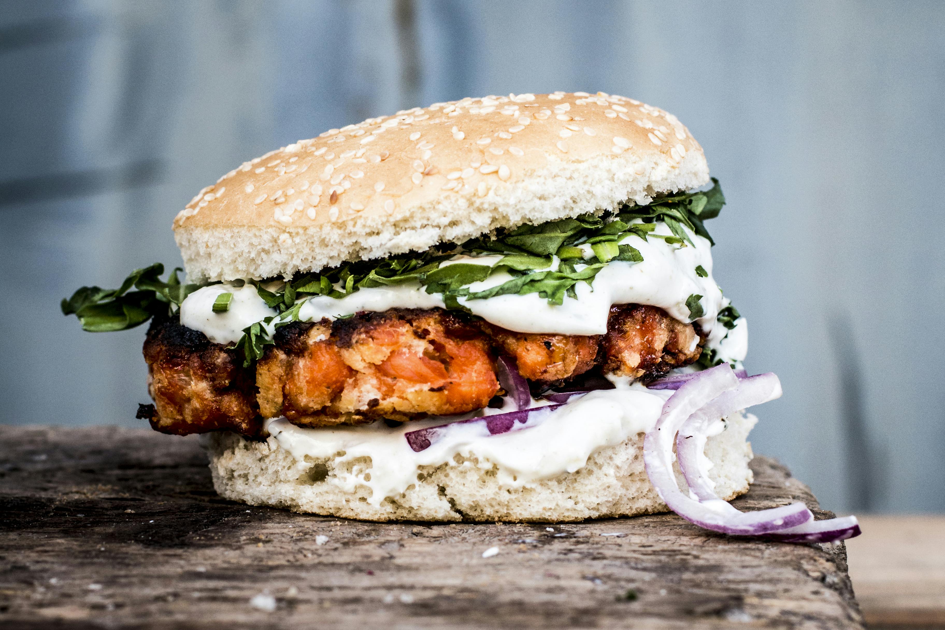 Lachs-Burger vom Grill im Orangen-Bun | Rezept | FOODBOOM