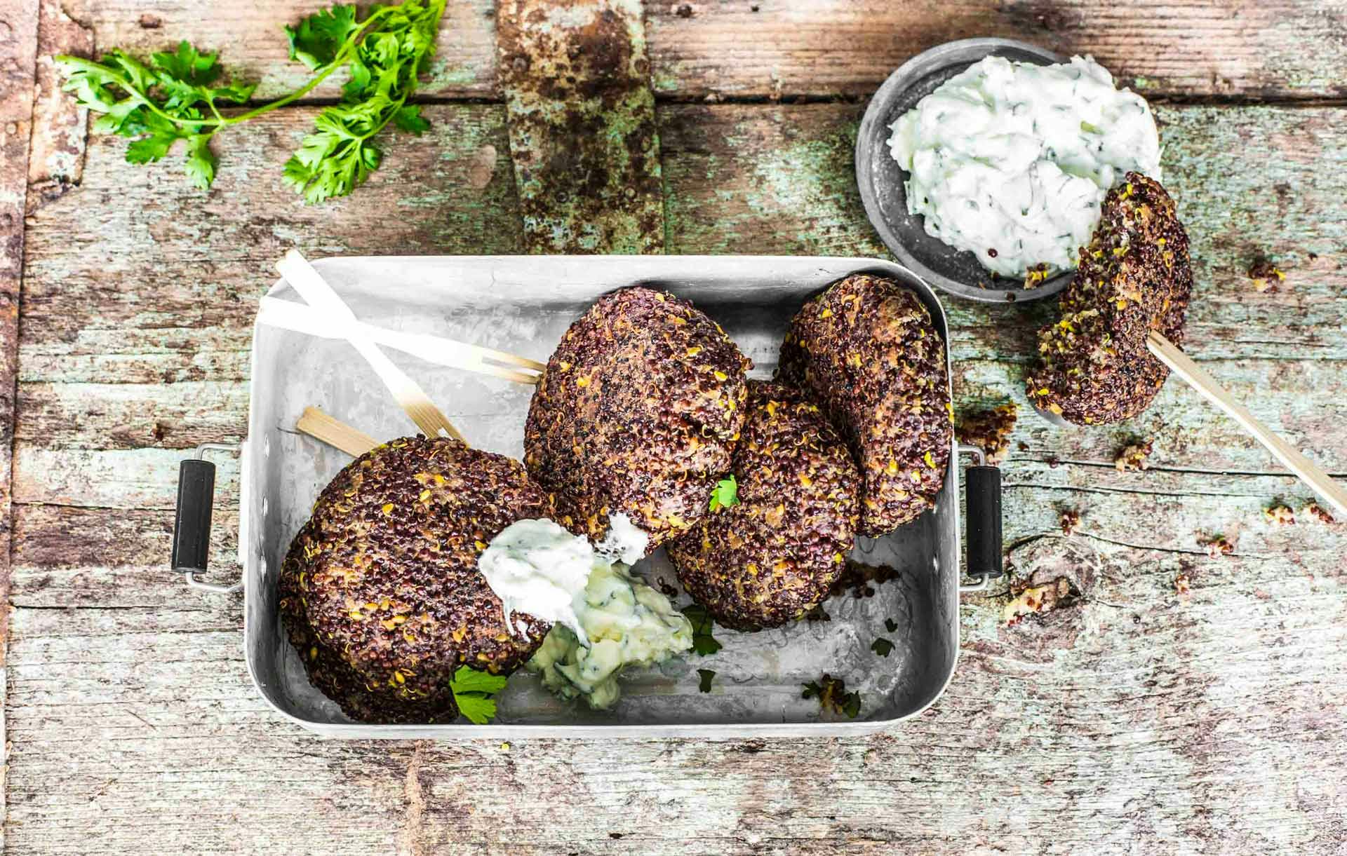 Vegetarische Gemüsebratlinge mit Feta-Dip | Rezept | FOODBOOM