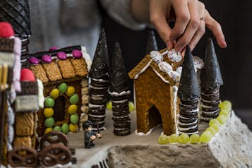 Das Lebkuchenhaus wird mit Süßigkeiten verziert