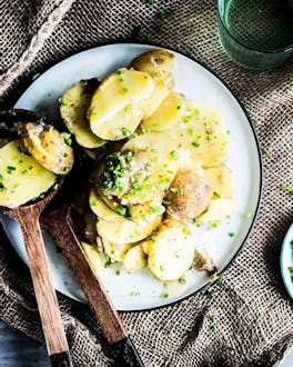Veganer Kartoffelsalat ohne Mayo mit Brühe