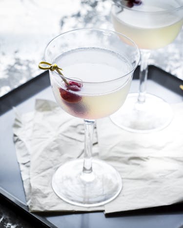 Aviation Cocktail mit Gin in zwei Cocktailschalen auf einem Tablett mit Serviette.