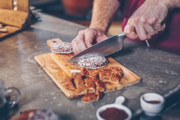 Lebkuchen für Lebkuchen-Tiramisu wird in Stücke geschnitten