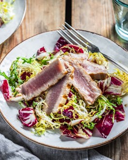 Thunfischsteak mit Salat