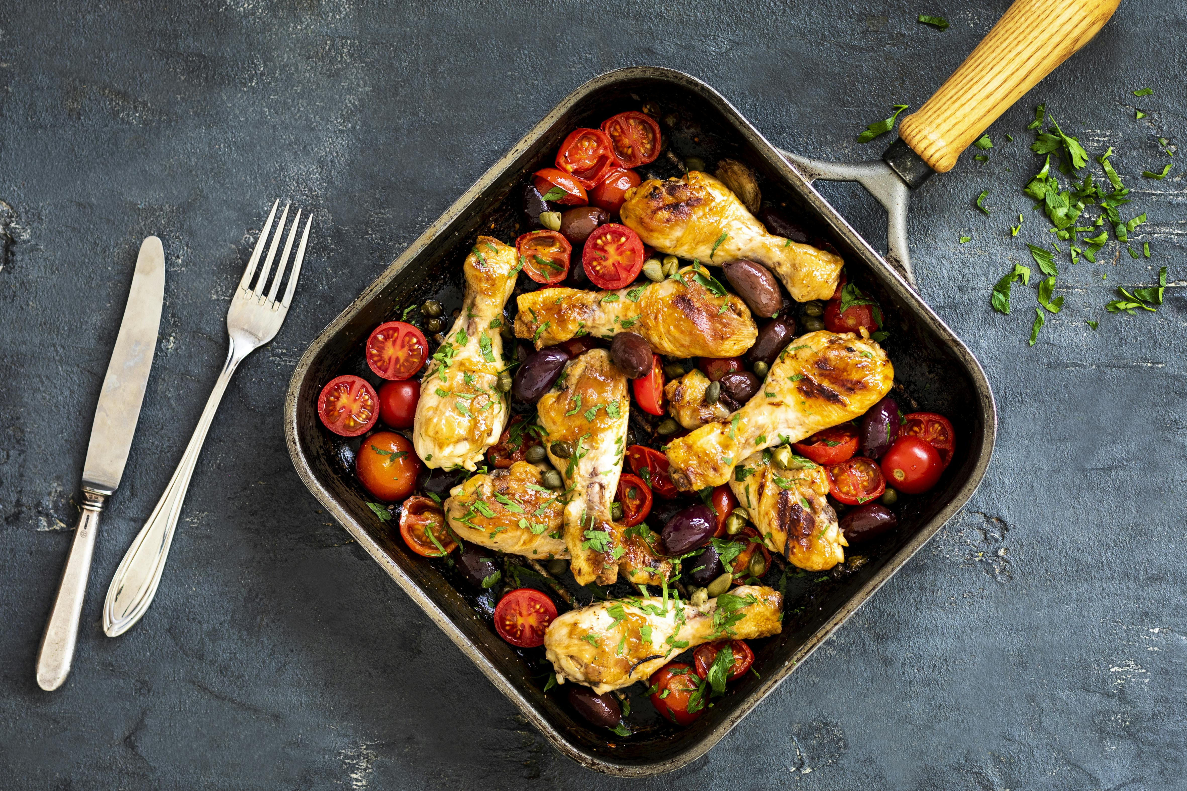 Pollo alla siciliana – Hähnchenkeulen mit Tomaten und Oliven | Rezept ...