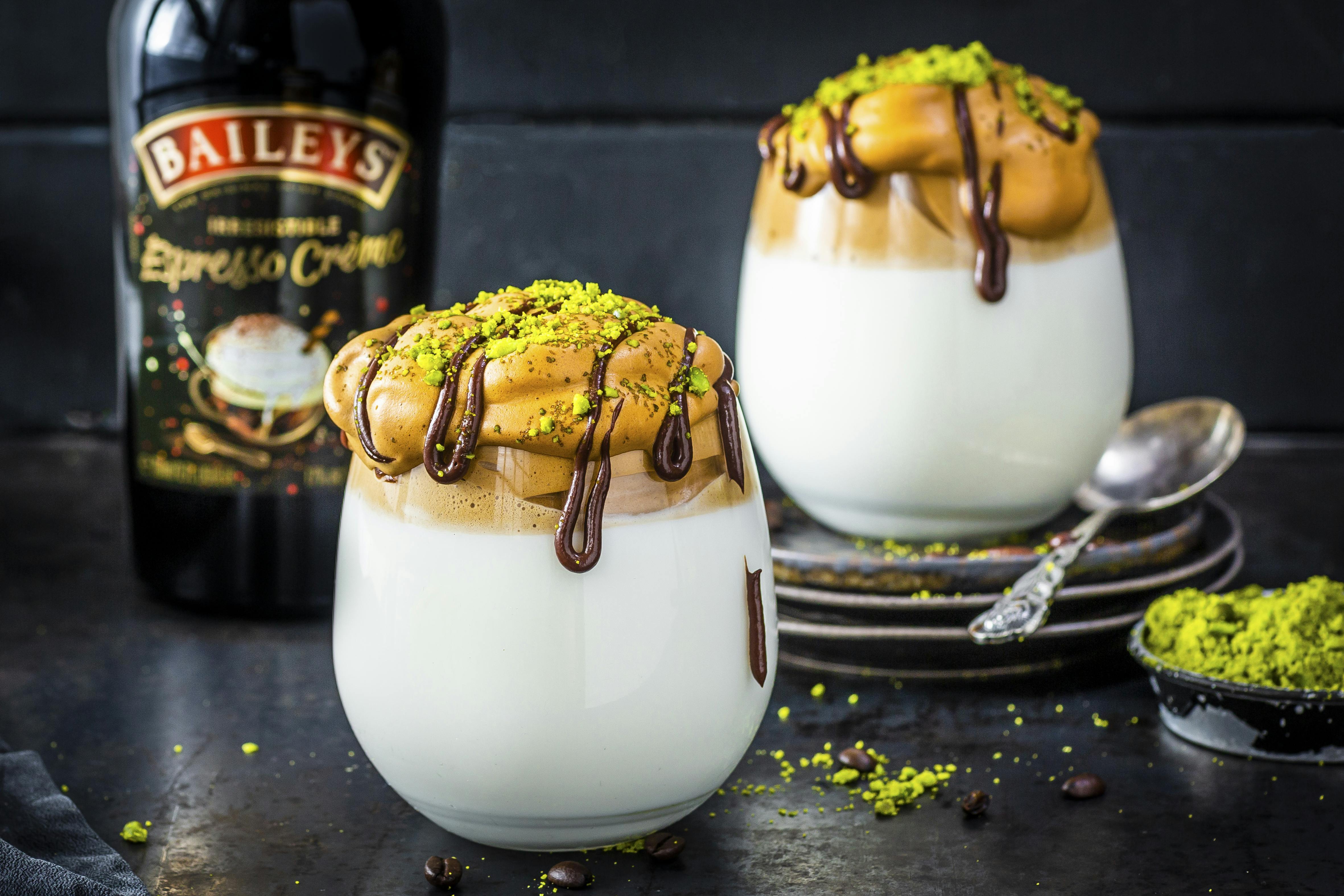 Dalgona mit Baileys-Espressocreme und Schokoladensauce | Rezept | FOODBOOM