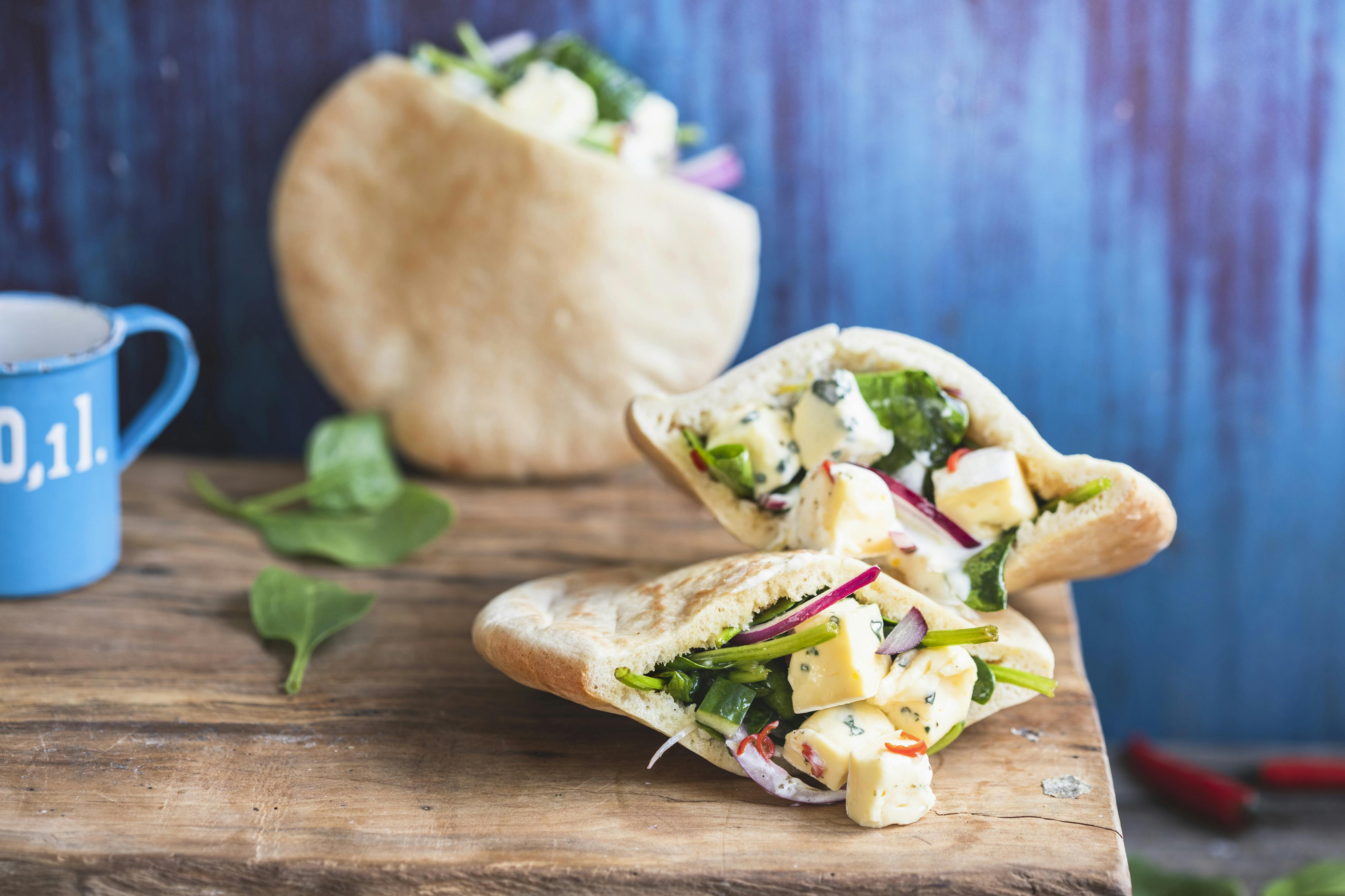 Pita mit Spinat und Blauschimmelkäse | Rezept | FOODBOOM