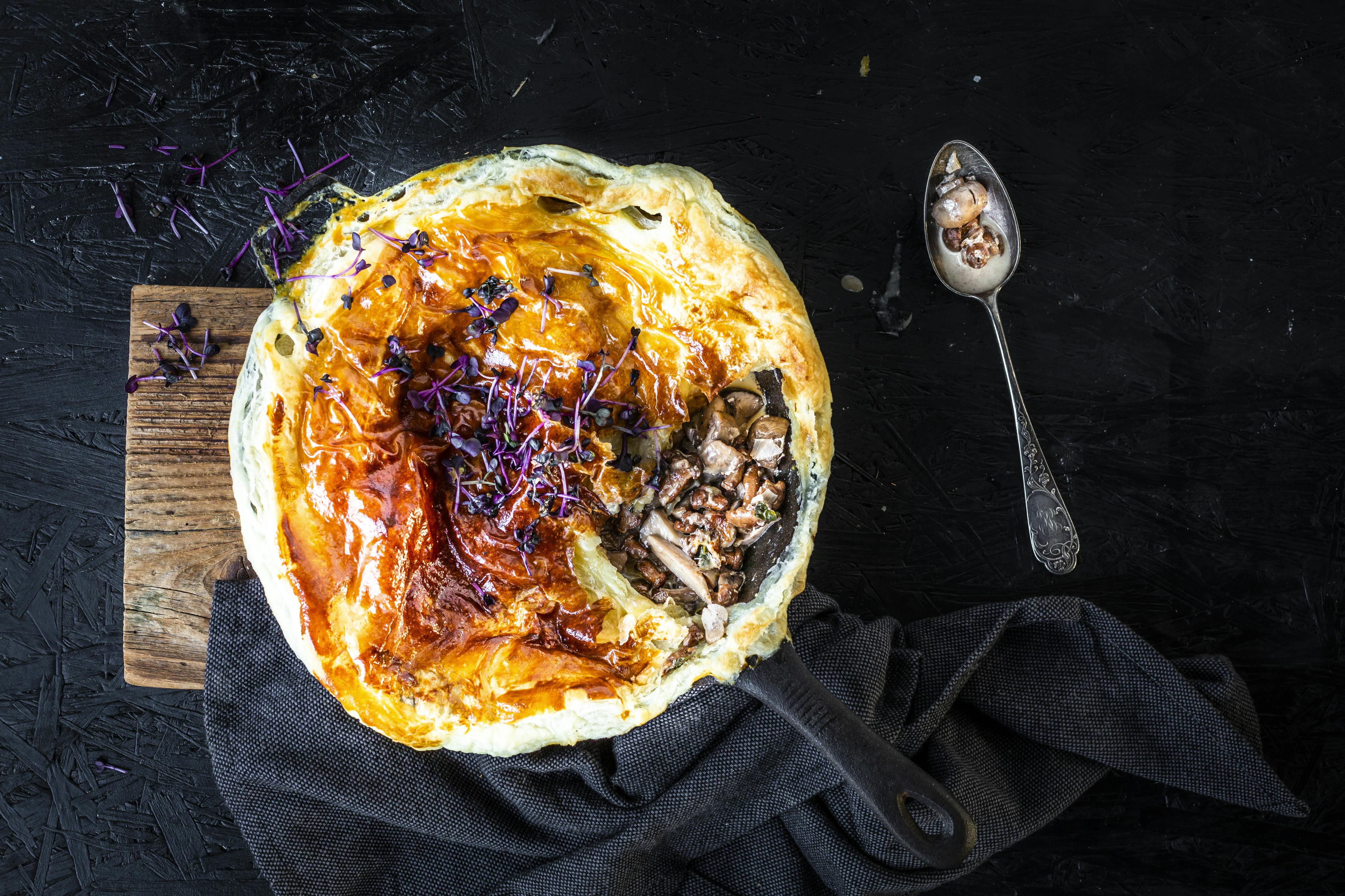 Pot Pie mit vegetarischem Pilzgulasch | Rezept | FOODBOOM