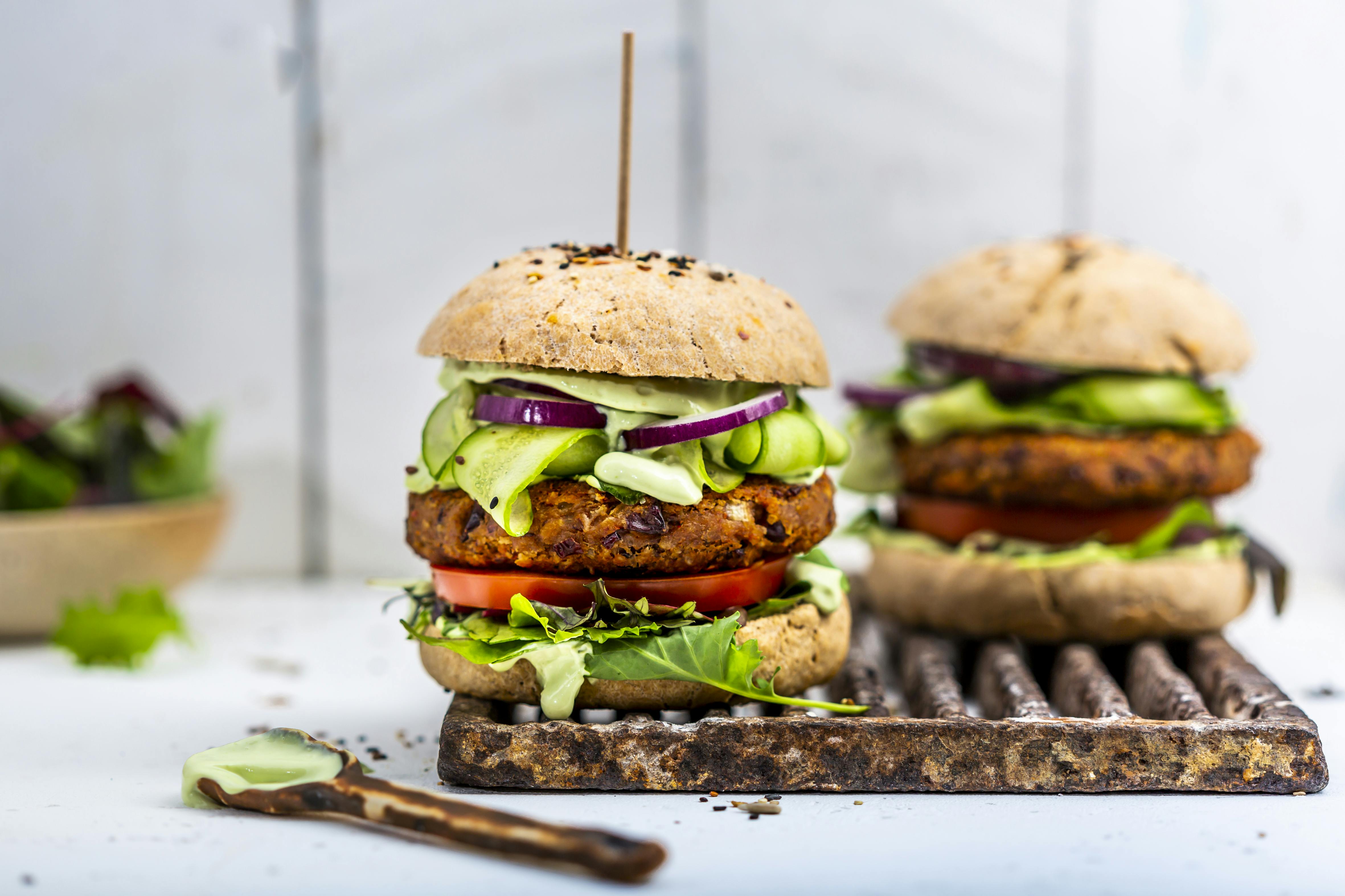 Veganer Burger mit Kidneybohnen-Patty | Rezept | FOODBOOM