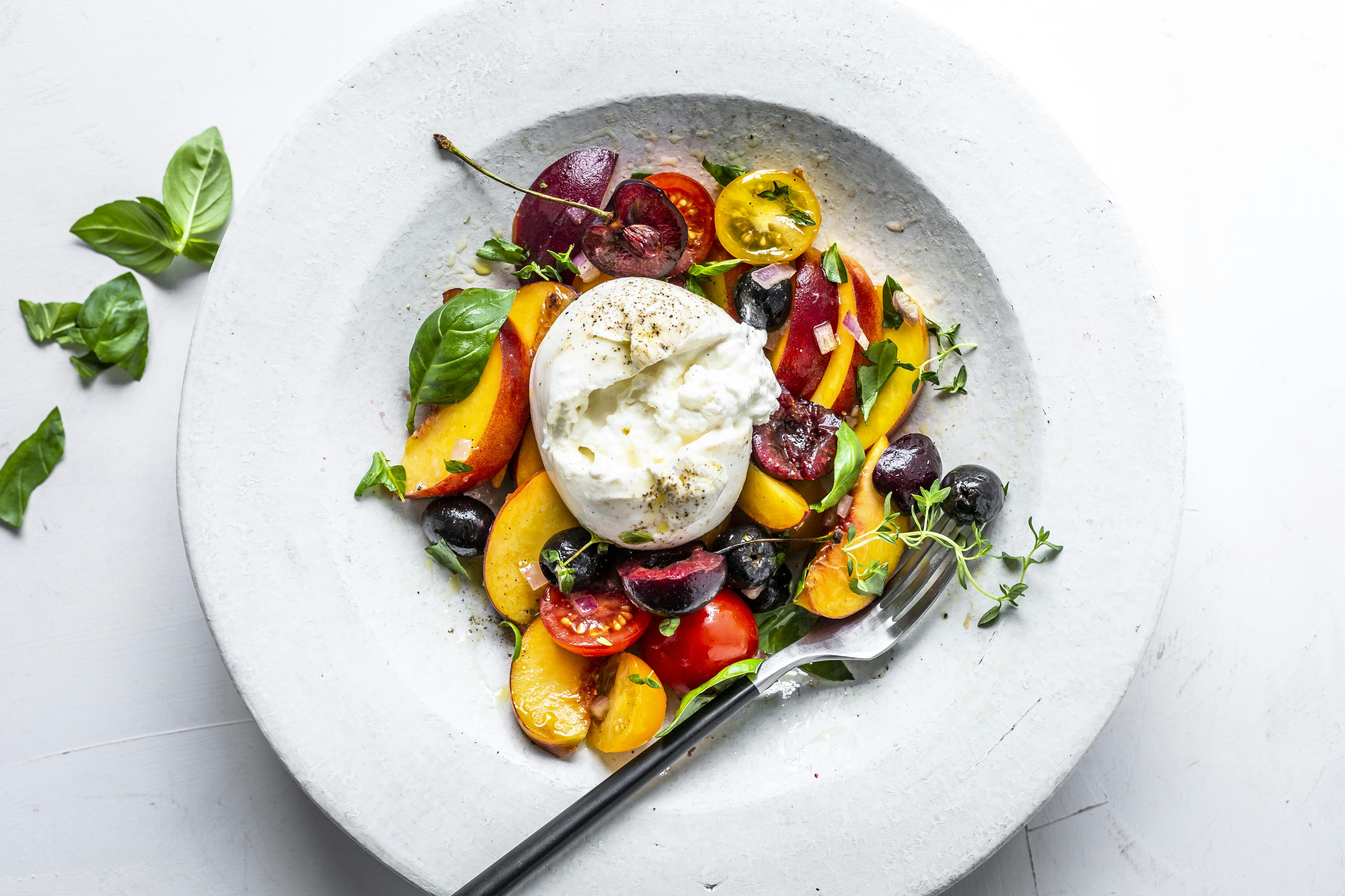 Pfirsichsalat mit Burrata | Rezept | FOODBOOM