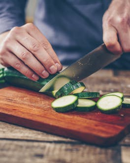 Zucchini werden für die Antipasti in Scheiben geschnitten