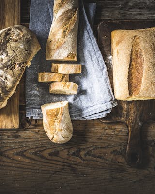 Verschiedene Brotsorten im Topshot fotografiert auf Holzuntergrund