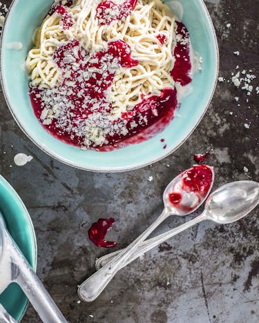 Spaghettieis selber machen mit Vanilleeis, Erdbeersauce, Sahne und Schokoraspeln