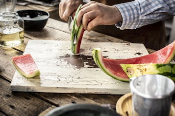 Wassermelonenrinden werden mit einem Messer geschält