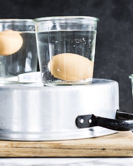 Unterschiedlich frische Eier in Gläsern