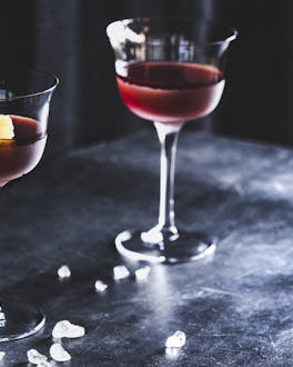 Fallen Leaves Cocktail mit Wermut und Cognac.