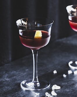 Fallen Leaves Cocktail mit Wermut und Cognac.