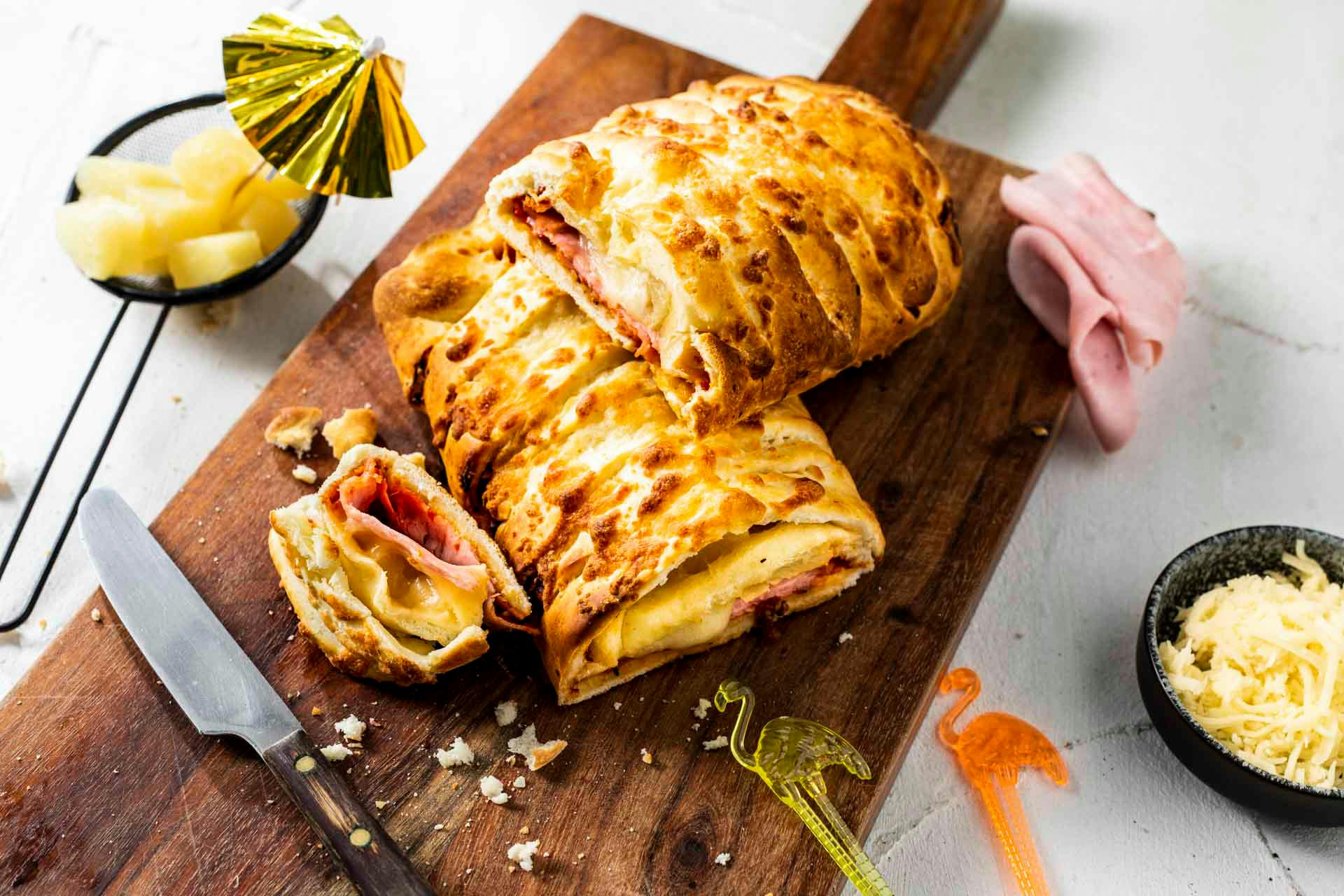 Pizzastrudel mit Ananas | Rezept | FOODBOOM