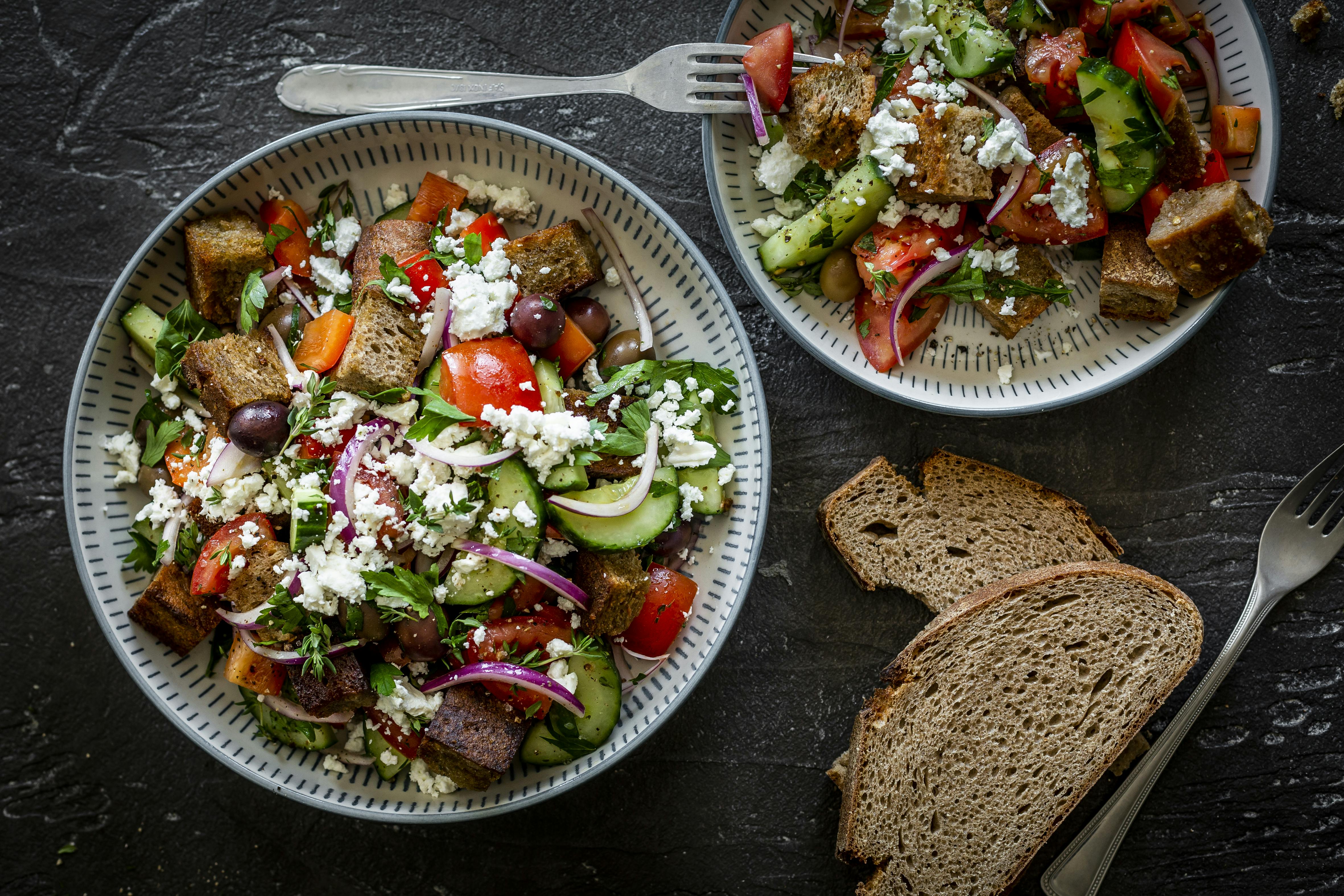 Griechischer Brotsalat mit Feta und Oliven | Rezept | FOODBOOM