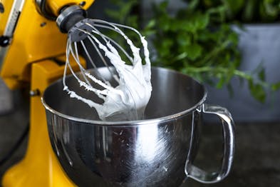 Zuckerguss aus Eischnee für Lebkuchenhaus in Küchenmaschine